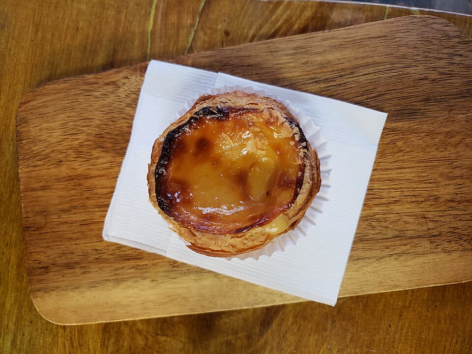 Pastel de nata with caramelized top on a napkin